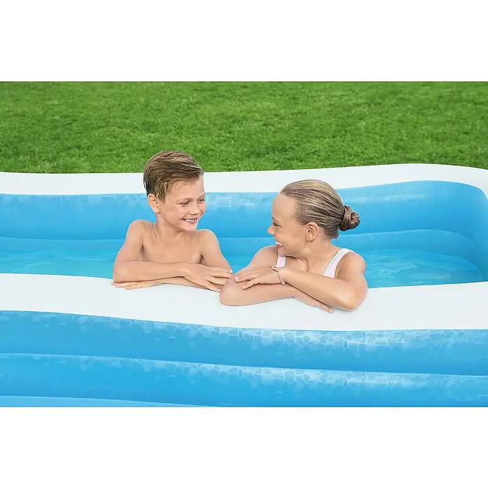 Family Pool - 305 x 183 x 56 cm, Fassungsvermögen: 1.161 l, Blau/Weiß - Zwei Kinder in einem rechteckigen, aufblasbaren Pool mit blauem und weißem Design, der Spaß und Abkühlung verspricht.