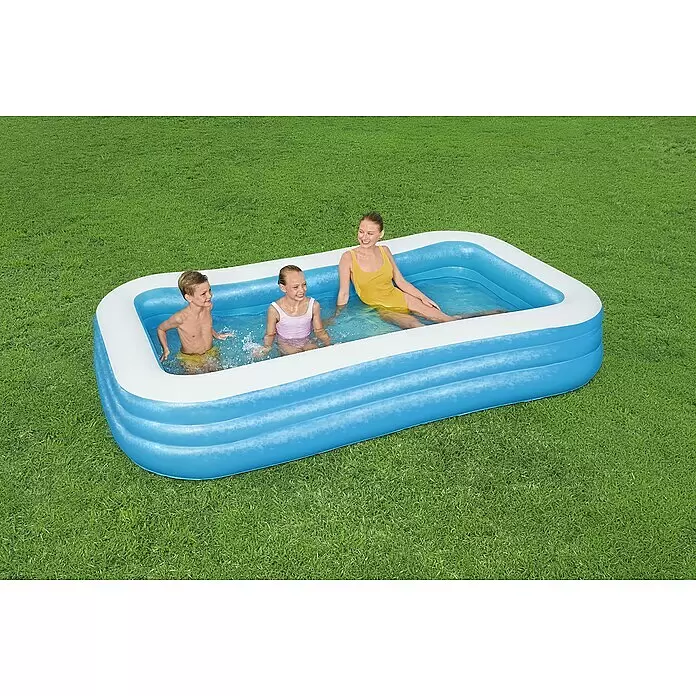 Family Pool - 305 x 183 x 56 cm, Fassungsvermögen: 1.161 l, Blau/Weiß - Blau-weißes aufblasbares Familienbecken mit einem Erwachsenen und zwei Kindern im Wasser.