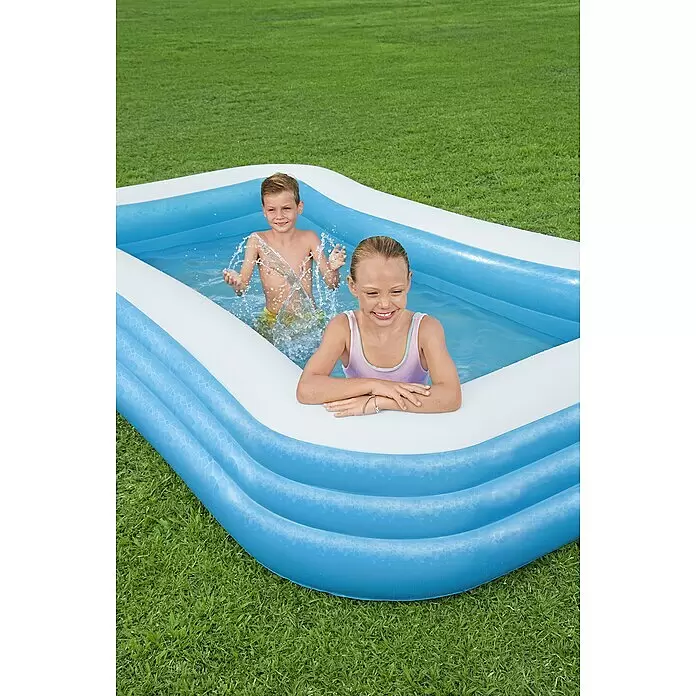 Family Pool - 305 x 183 x 56 cm, Fassungsvermögen: 1.161 l, Blau/Weiß - Zwei Kinder spielen in einem blau-weißen aufblasbaren Pool, wobei eines Wasser spritzt.