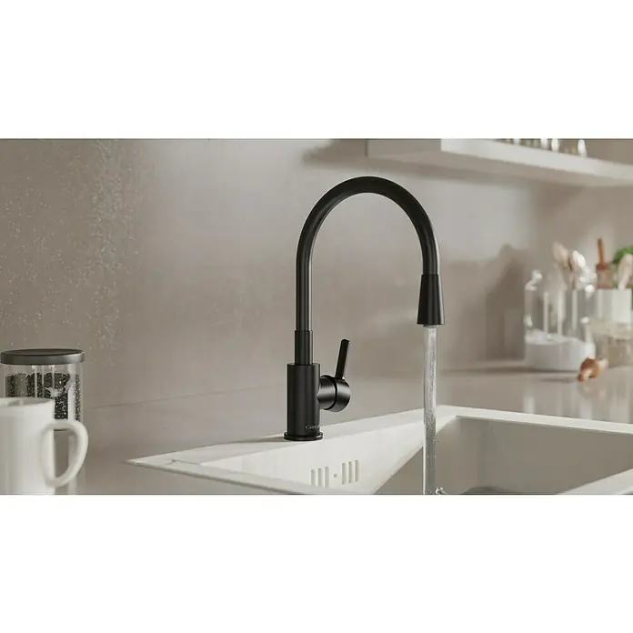 Camargue Spültischarmatur FlexoSchwarz, Matt - Elegante schwarze Küchenarmatur mit fließendem Wasser, die Funktionalität und modernes Design in jeder Küche vereint.