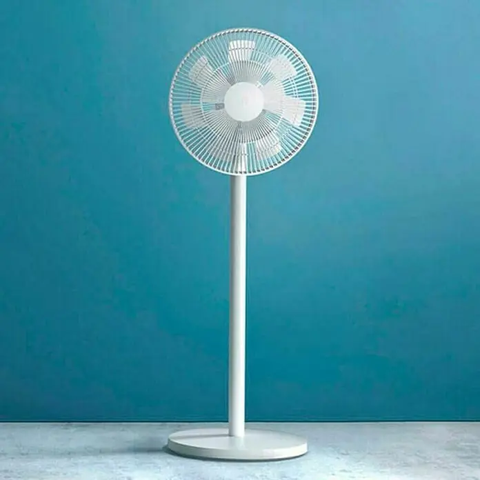 Xiaomi Ventilador de pie Mi Smart Standing Fan 2 Pro - Blanco, 34 cm, 100 cm - Un ventilador de pie blanco moderno con un diseño minimalista sobre un fondo azul. Proporciona una circulación de aire refrescante.