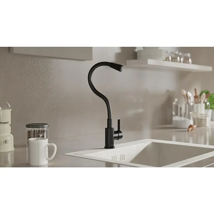 Camargue Spültischarmatur FlexoSchwarz, Matt - Elegante, mattschwarze Küchenarmatur mit schwenkbarem Auslauf und Einhebelmischer, die Funktionalität und modernes Design vereint.