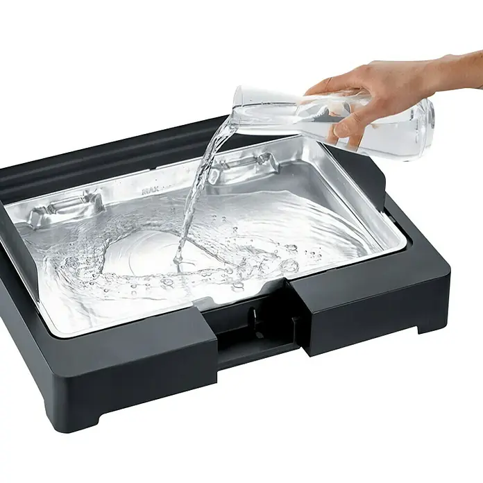 Severin Elektrogrill PG 8565 - Grillfläche (B x T): 44,5 x 26 cm, 2,2 kW - Ein Dampfgarer wird mit Wasser befüllt, um Speisen schonend zuzubereiten. Ideal für gesunde Ernährung und einfache Reinigung.