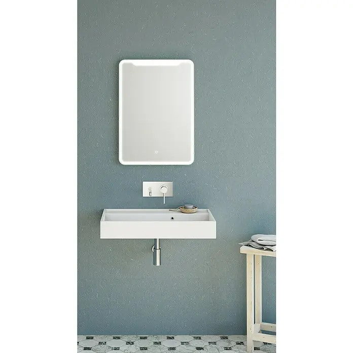 Jokey Lichtspiegel Liguria - 50 x 70 cm, Leuchtmittel - Badezimmer-Interieur mit einem modernen, rechteckigen Spiegel mit integrierter Beleuchtung und einem weißen, minimalistischen Waschbecken.