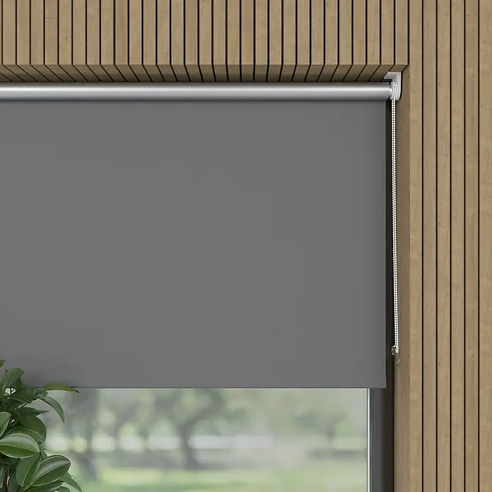 Expo Ambiente Rollo Mini - B x H: 75 x 150 cm, Grau, Uni, Verdunkelnd - Graue Rollo im Fenster mit einem silbernen Rollo-Rohr und einer weißen Kette, die an einer Holzwand befestigt ist.