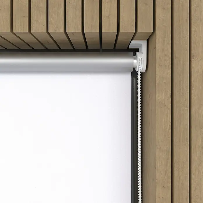 Expo Ambiente Rollo Mini - B x H: 60 x 150 cm, Weiß, Uni, Verdunkelnd - Nahaufnahme einer weißen Rollliege vor einer Holzwand. Das Licht scheint auf die Oberfläche der Rollliege und lässt sie hell erscheinen.