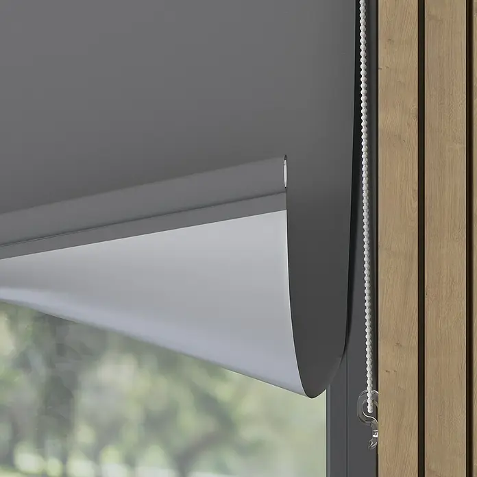Expo Ambiente Rollo Mini - B x H: 75 x 150 cm, Grau, Uni, Verdunkelnd - Nahaufnahme eines grauen Rollos, teilweise abgerollt, mit Blick auf das Tageslicht, das durch das Fenster scheint.