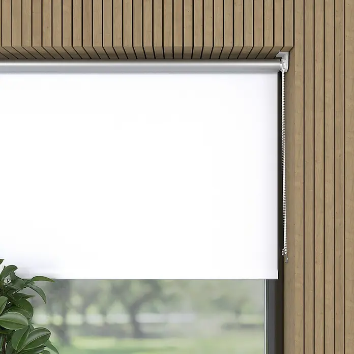 Expo Ambiente Rollo Mini - B x H: 60 x 150 cm, Weiß, Uni, Verdunkelnd - Ein weißes Rollo ist an einer Holzwand montiert, die den Raum abdunkelt und Privatsphäre schafft. Die Bedienkette hängt ordentlich an der Seite.