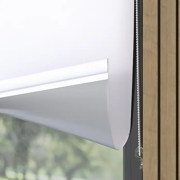 Expo Ambiente Rollo Mini - B x H: 60 x 150 cm, Weiß, Uni, Verdunkelnd - Nahaufnahme eines weißen Rollos vor einem Fenster, das teilweise heruntergelassen ist und einen Blick ins Freie ermöglicht.