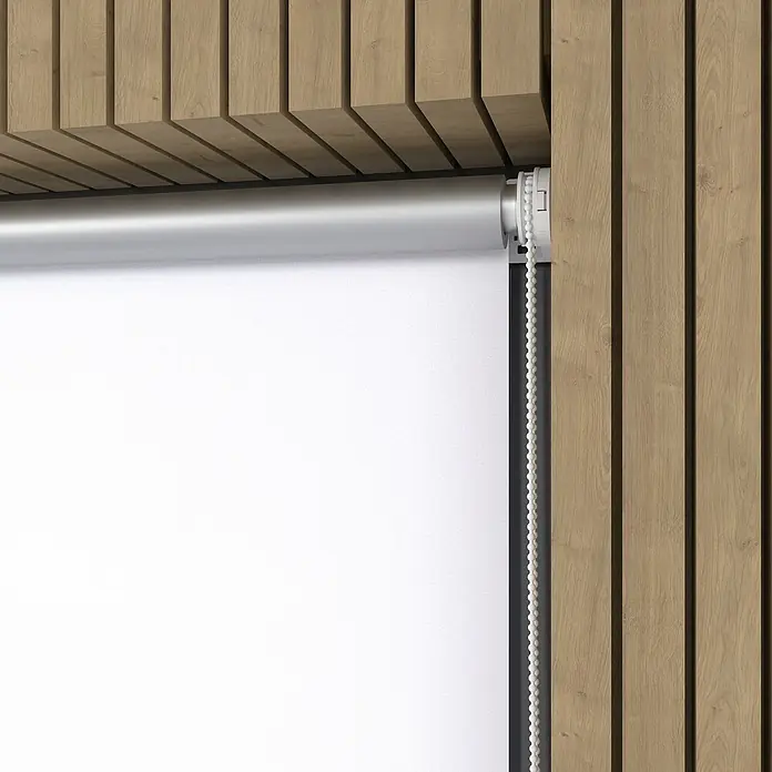 Expo Ambiente Rollo Mini - B x H: 60 x 150 cm, Weiß, Uni, Verdunkelnd - Nahaufnahme einer weißen Rollmarkise, die an einer hölzernen Decken- und Wandkonstruktion befestigt ist, wodurch ein minimalistisches Design entsteht.