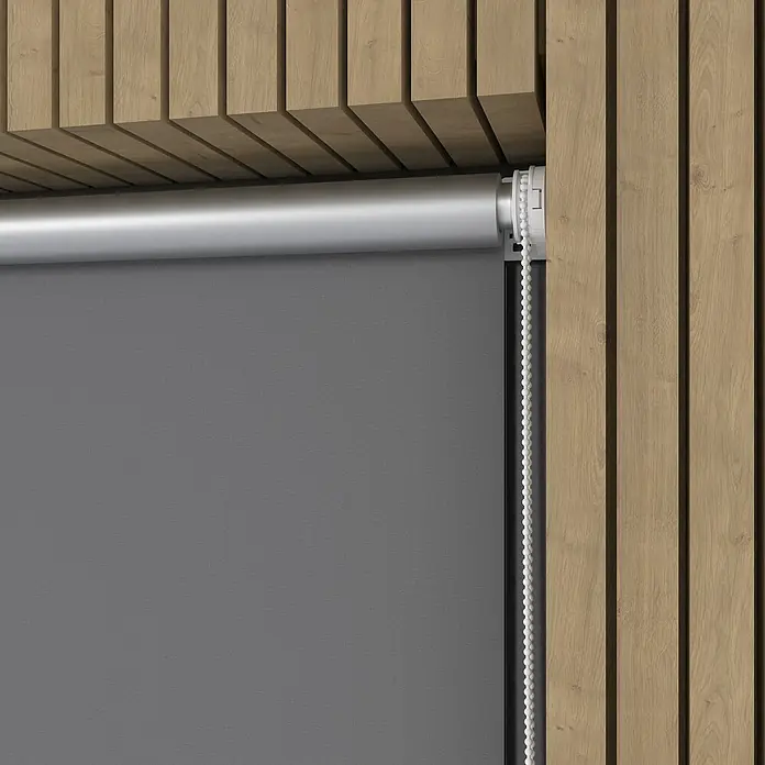 Expo Ambiente Rollo Mini - B x H: 75 x 150 cm, Grau, Uni, Verdunkelnd - Graue Rollos sind an einer Holzwand angebracht und sorgen für Privatsphäre und Verdunkelung im Raum. Die Bedienkette ermöglicht eine einfache Steuerung.