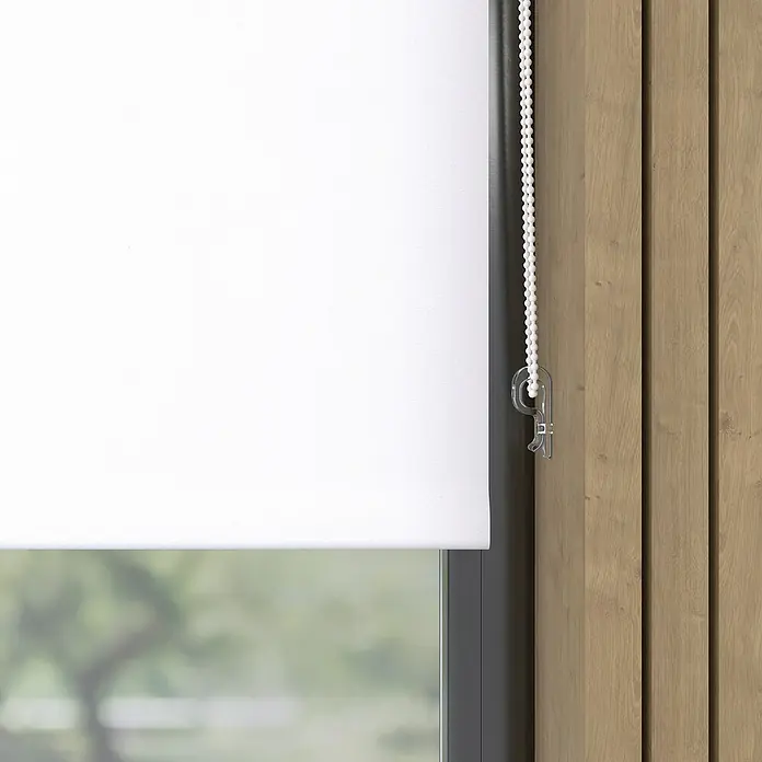 Expo Ambiente Rollo Mini - B x H: 60 x 150 cm, Weiß, Uni, Verdunkelnd - Nahaufnahme einer weißen Rollo-Jalousie mit Bedienkette in einem modernen Interieur, das für eine elegante Fensterdekoration sorgt.