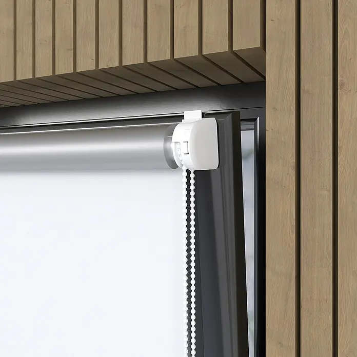 Expo Ambiente Rollo Mini - B x H: 60 x 150 cm, Weiß, Uni, Verdunkelnd - Nahaufnahme einer weißen Rollo-Bedieneinheit mit Kette, montiert an einem Fenster mit Holzverkleidung.