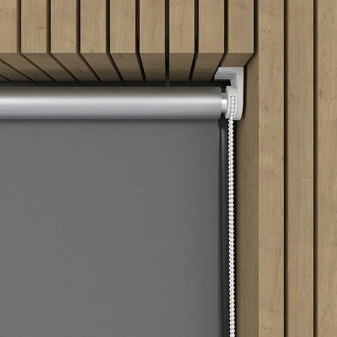 Expo Ambiente Rollo Mini - B x H: 75 x 150 cm, Grau, Uni, Verdunkelnd - Graue Rollos vor einem Hintergrund aus Holzpaneelen, die eine stilvolle und funktionale Fensterabdeckung bieten.