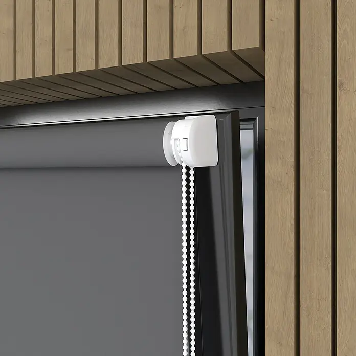 Rollo Mini Basic - B x H: 75 x 150 cm, Grau, Uni, Tageslichtdurchlässig - Nahaufnahme einer grauen Rollmarkise mit weißer Kette vor einer Holzwand.
