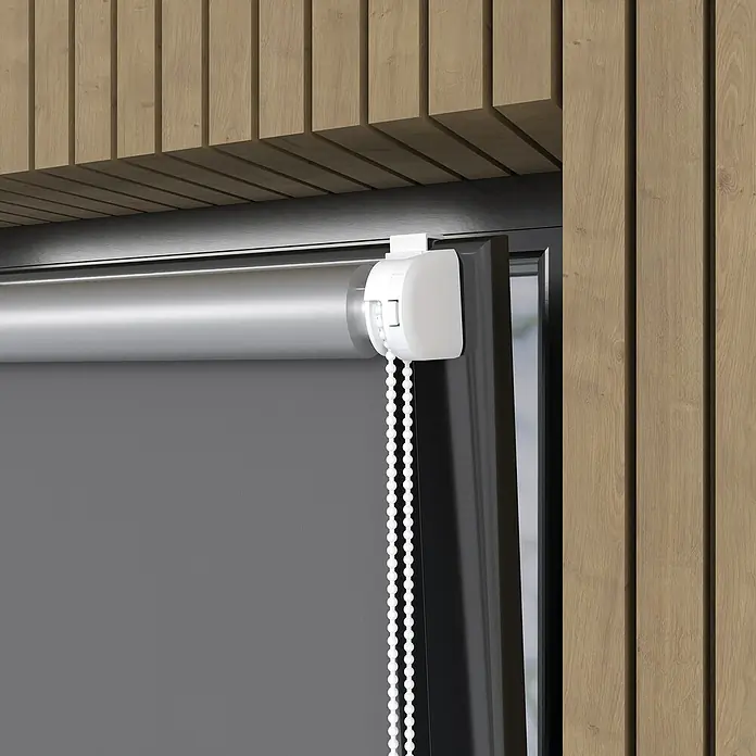 Expo Ambiente Rollo Mini - B x H: 75 x 150 cm, Grau, Uni, Verdunkelnd - Nahaufnahme eines grauen Rollos mit weißen Bedienelementen und Kettenzug vor einer Holzwand.