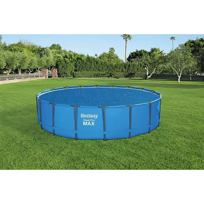 Bestway Solarabdeckplane - Durchmesser: 527 cm, Blau - Bestway Steel Pro MAX Pool mit blauer Abdeckung auf einer grünen Rasenfläche, umgeben von Bäumen und Sträuchern.