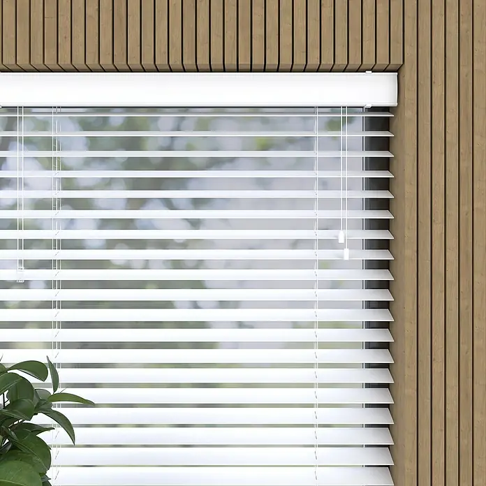 Jalousie - B x H: 150 x 240 cm, Weiß, Kunststoff - Nahaufnahme einer weißen Jalousie vor einem Fenster, die einen Raum verdunkelt und Privatsphäre bietet, mit Holzpaneelen an den Seiten.