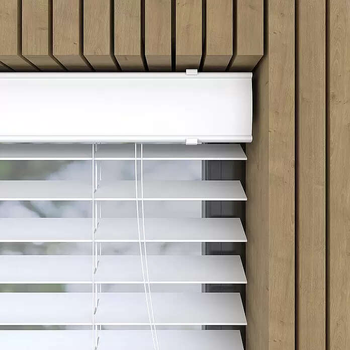Jalousie - B x H: 150 x 240 cm, Weiß, Kunststoff - Weiße Jalousien mit horizontalen Lamellen, in einer Fensternische mit vertikalen Holzpaneelen installiert.