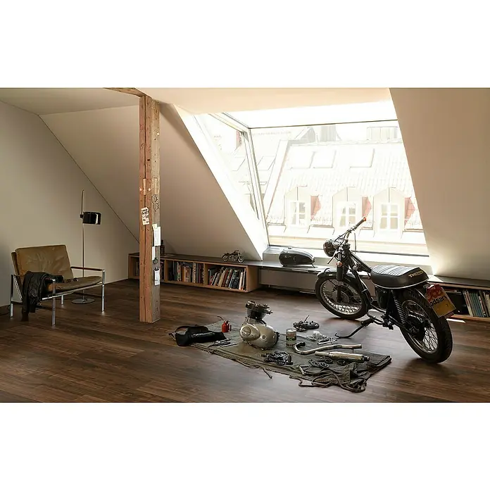 Parador Laminatmuster Basic 200 Walnuss - 200 x 194 x 7 mm, Landhausdiele - Detailaufnahme eines Innenraums mit einem demontierten Motorrad auf dem Boden, Fokus auf die Werkzeuge und Motorradteile.