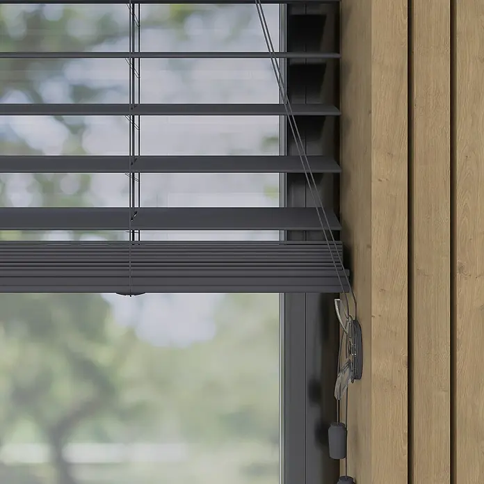 Jalousie - B x H: 180 x 175 cm, Anthrazit, Kunststoff - Nahaufnahme einer grauen Jalousie vor einem Fenster, die durch Holzpaneele ergänzt wird. Lichtfilterung und Privatsphäre in modernem Design.