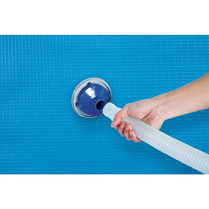 Bestway Flowclear Poolsauger-Set Aquacrawl - Poolreinigung - Bild einer Person, die einen Schlauch an eine Poolwand anschließt. Der Schlauch ist weiß und die Wand ist blau.