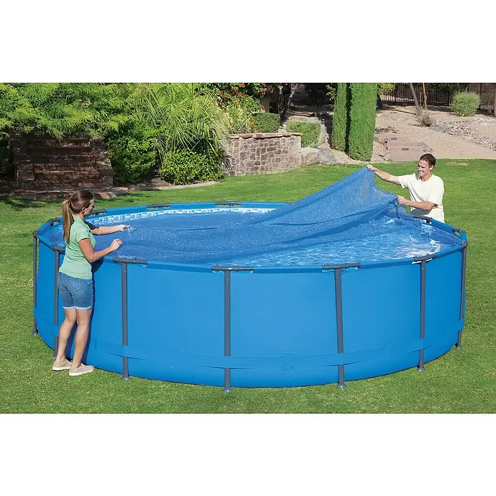 Bestway Solarabdeckplane - Durchmesser: 462 cm, Blau - Ein grosses rundes Aufstellpool wird von zwei Personen mit einer blauen Plane abgedeckt, um es vor Schmutz zu schützen.