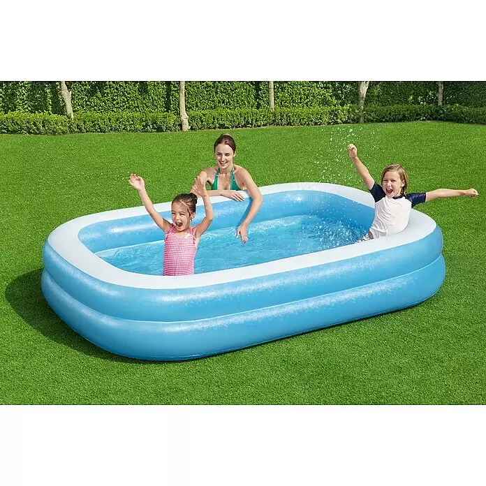 Bestway Family Pool - 262 x 175 x 51 cm, 778 l, Blau/Weiß - Blau-weißes aufblasbares rechteckiges Planschbecken mit einer Frau und zwei Kindern, die im Wasser planschen.