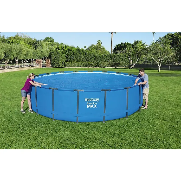 Bestway Solarabdeckplane - Durchmesser: 527 cm, Blau - Ein Bestway Steel Pro MAX Pool im Garten, mit einer Frau und einem Mann, die sich am Pool befinden. Er ist mit einer blauen Abdeckung abgedeckt.