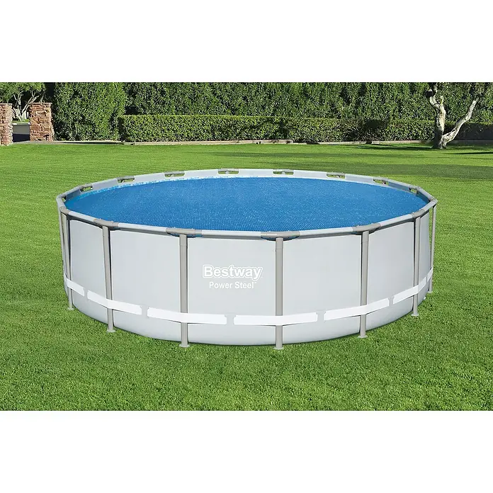 Bestway Solarabdeckplane - Durchmesser: 462 cm, Blau - Ein Bestway Power Steel Rundpool mit blauer Abdeckung steht auf einem grünen Rasen.