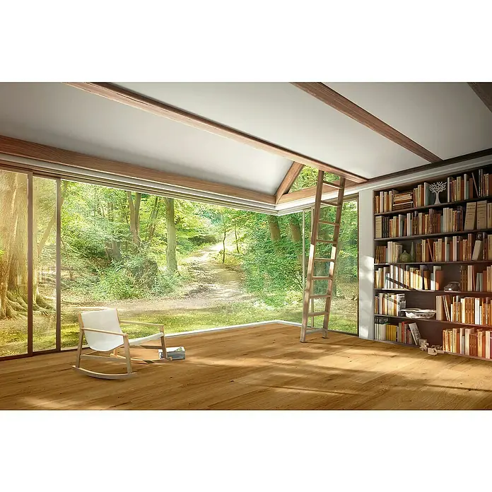 Parador Parkett Basic 11.5 - Eiche Naturöl, Landhausdiele, 2.200 x 185 x 11,5 mm - Eine helle, moderne Leseecke mit einem Bücherregal, einer Leiter und einem Schaukelstuhl vor einem großen Fenster mit Blick auf einen Wald.