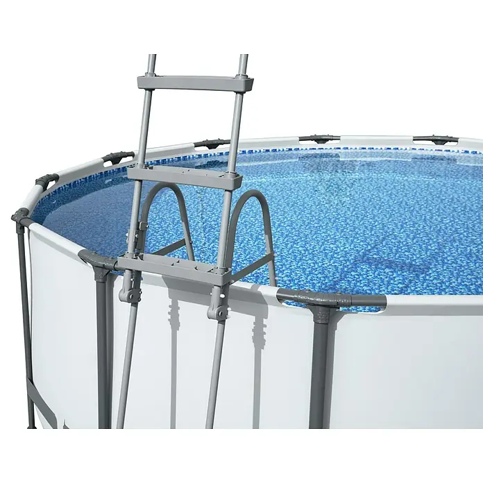 Bestway Flowclear Poolleiter - Passend für: Pools bis 107 cm Höhe, Stahl - Das Bild zeigt eine Aufstellpoolleiter, die an einem runden Aufstellpool befestigt ist. Die Leiter ist grau und der Pool ist mit blauem Mosaikmuster ausgekleidet.