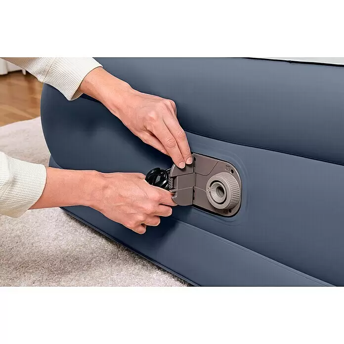 Bestway Luftbett SleekFlow - L x B x H: 226 x 152 x 84 cm, Integrierte Luftpumpe - Hände verstauen das Kabel der integrierten Elektropumpe einer dunkelgrauen Luftmatratze.