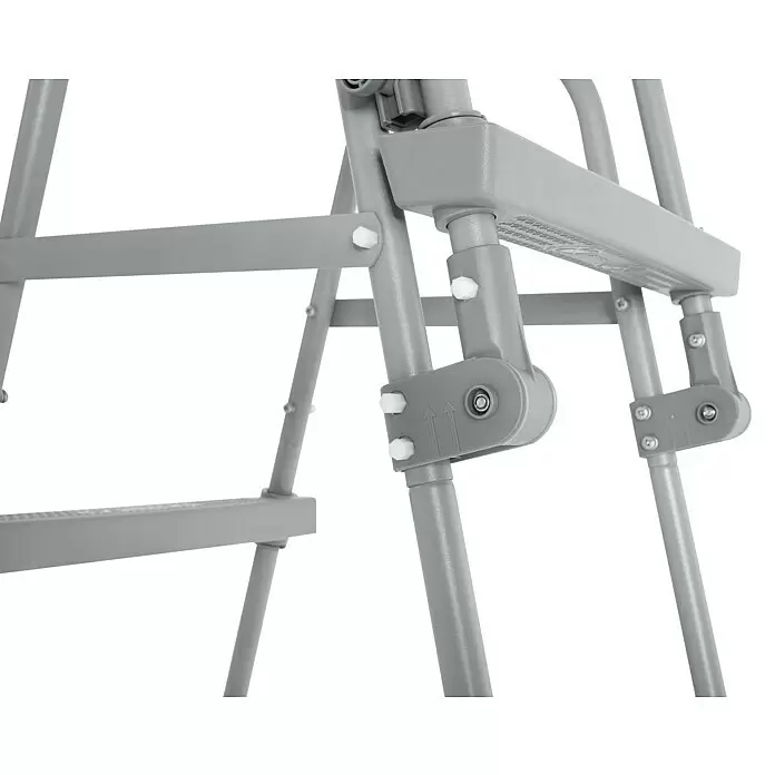 Bestway Flowclear Poolleiter - Passend für: Pools bis 107 cm Höhe, Stahl - Nahaufnahme eines grauen Klapphockers, zeigt Kunststoffgelenke und strukturierte Stufen.
