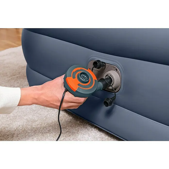 Bestway Luftbett SleekFlow - L x B x H: 226 x 152 x 84 cm, Integrierte Luftpumpe - Eine blaue Luftmatratze wird mit einer elektrischen Luftpumpe aufgepumpt. Pumpe mit grauem und orangem Gehäuse.