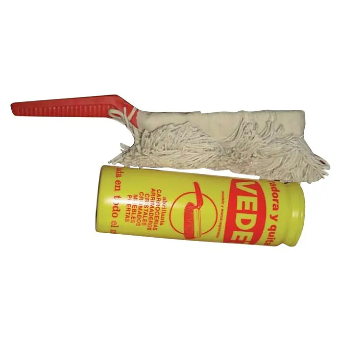 Cepillo para la limpieza del automóvil suave - Modelado ergonómico - Un set de limpieza que consta de un plumero con mango rojo y una lata de limpiador Vede, ideal para diversas superficies.