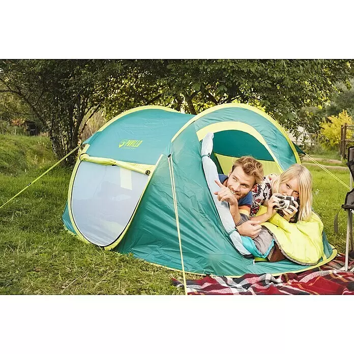 Bestway Pavillo Wurfzelt - L x B x H: 235 x 145 x 100 cm, Türkis, Max. Personenzahl: 2 - Grün-gelbes Pop-up-Zelt mit zwei Personen darin, draußen auf Gras aufgestellt.