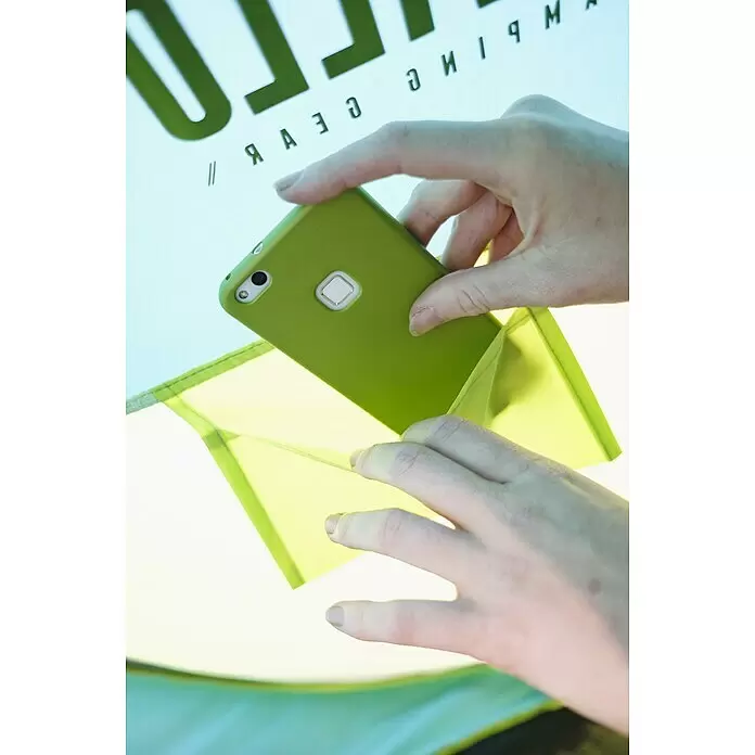Bestway Pavillo Wurfzelt - L x B x H: 235 x 145 x 100 cm, Türkis, Max. Personenzahl: 2 - Eine Hand steckt ein Smartphone mit grüner Hülle in eine durchsichtige Stofftasche.