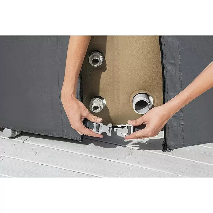 Bestway Lay-Z-Spa Pool-Abdeckplane - Passend für: Runde Whirlpools bis Ø x H: 196 x 71 cm - Hände verbinden graue Schnalle an grauer Abdeckung, die beiges aufblasbares Spa/Pool mit Anschlüssen freilegt.