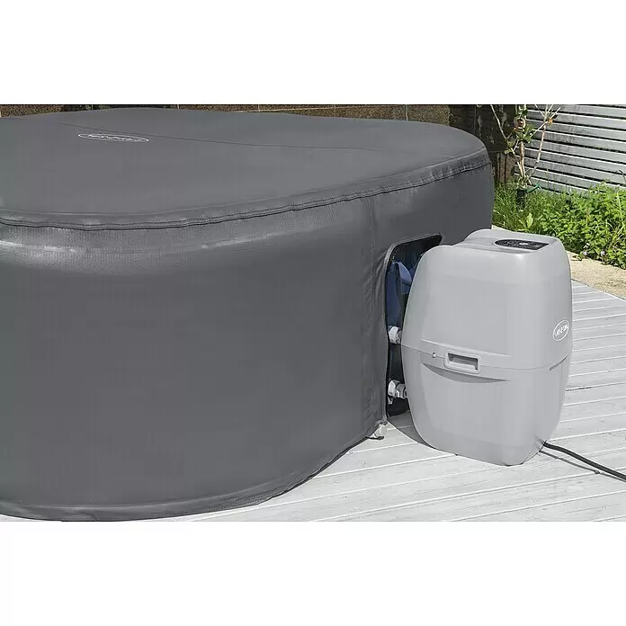 Bestway Lay-Z-Spa Pool-Abdeckplane - Passend für: Quadratische Whirlpools bis L x B x H: 180 x 180 x 71 cm, L x B x H: 180 x 180 x 71 cm - Dunkelgrauer aufblasbarer Whirlpool mit externer hellgrauer Pumpeinheit auf einer Außenterrasse.