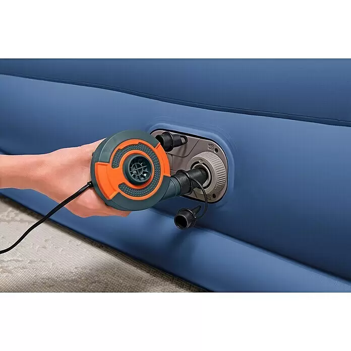 Bestway Luftbett Vento - L x B x H: 203 x 152 x 46 cm, Integrierte Luftpumpe - Hand hält eine orange-graue Elektropumpe, die eine blaue Luftmatratze aufbläst.