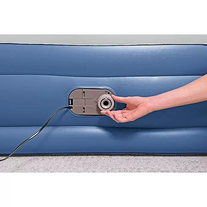 Bestway Luftbett Vento - L x B x H: 203 x 152 x 46 cm, Integrierte Luftpumpe - Hand justiert integrierte Pumpe einer blauen Luftmatratze mit angeschlossenem Netzkabel.