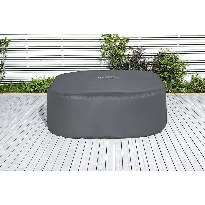Bestway Lay-Z-Spa Pool-AbdeckplanePassend für: Quadratische Whirlpools bis L x B x H: 180 x 180 x 71 cm, L x B x H: 180 x 180 x 71 cm - Das Bild zeigt einen Lay-Z-Spa Whirlpool mit grauer Abdeckung auf einer Terrasse, umgeben von grünen Pflanzen und einem Holzzaun.
