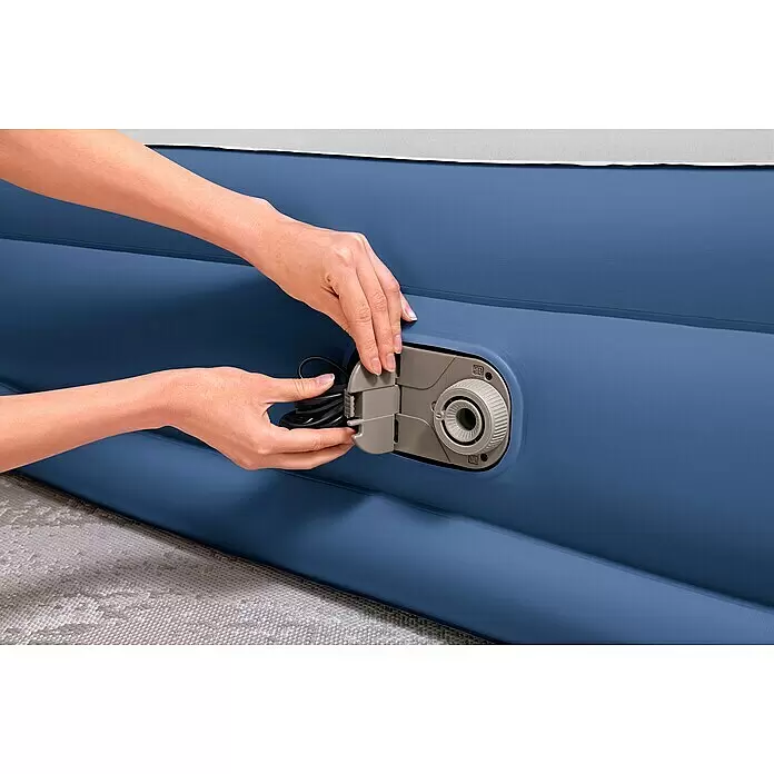 Bestway Luftbett Vento - L x B x H: 203 x 152 x 46 cm, Integrierte Luftpumpe - Hände bedienen das integrierte Pumpen-/Ventilsystem einer blauen Luftmatratze und verstauen das schwarze Netzkabel.