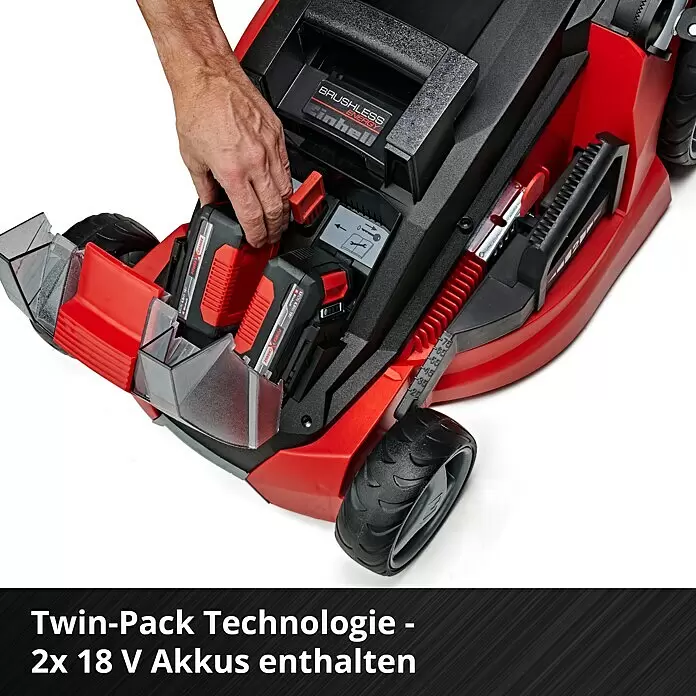 Einhell PXC 18V Cortacésped de batería GE-CM 43 Li M Kit - 18 V, 2 baterías, 4 Ah, Ancho de corte: 43 cm - Cortacésped inalámbrico rojo y negro, una mano inserta dos baterías de 18V, mostrando su tecnología Twin-Pack.