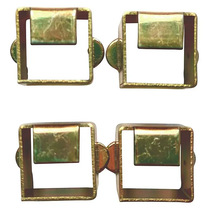 Adaptador para cuadradillo - 4 ud., Latón - Primer plano de cuatro piezas de conexión de muebles doradas, con marcos cuadrados y lengüetas centrales para un montaje robusto y elegante.