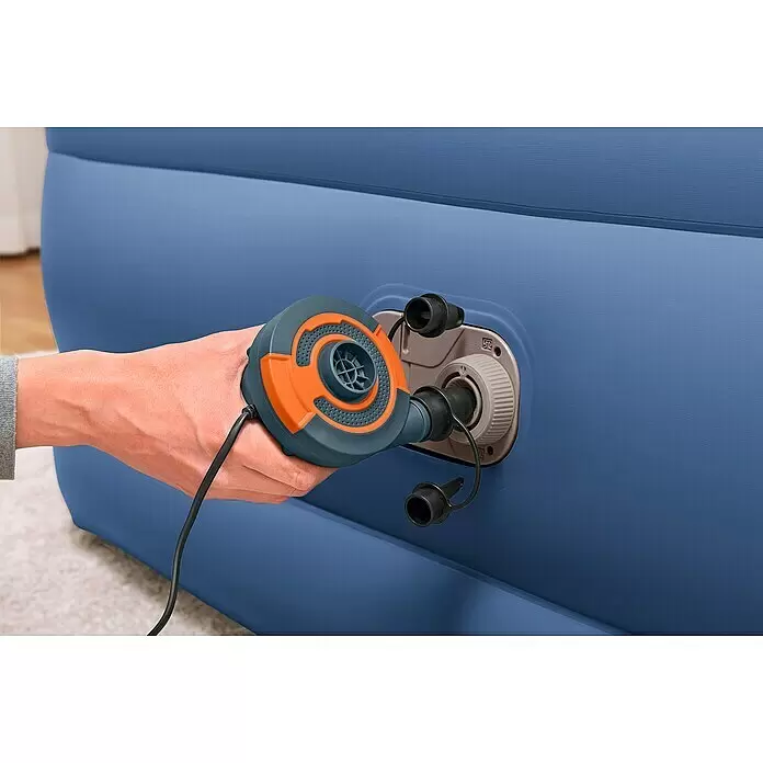 Bestway Luftbett Vento - L x B x H: 203 x 152 x 61 cm, Integrierte Luftpumpe - Hand pumpt eine blaue Luftmatratze mit einer orange-grauen Elektropumpe auf.