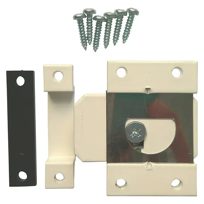 Pestillo deslizante - Blanco - Un primer plano de un pestillo de cañón beige con tornillos y un percutor negro, perfecto para sujetar de forma segura puertas y portones.