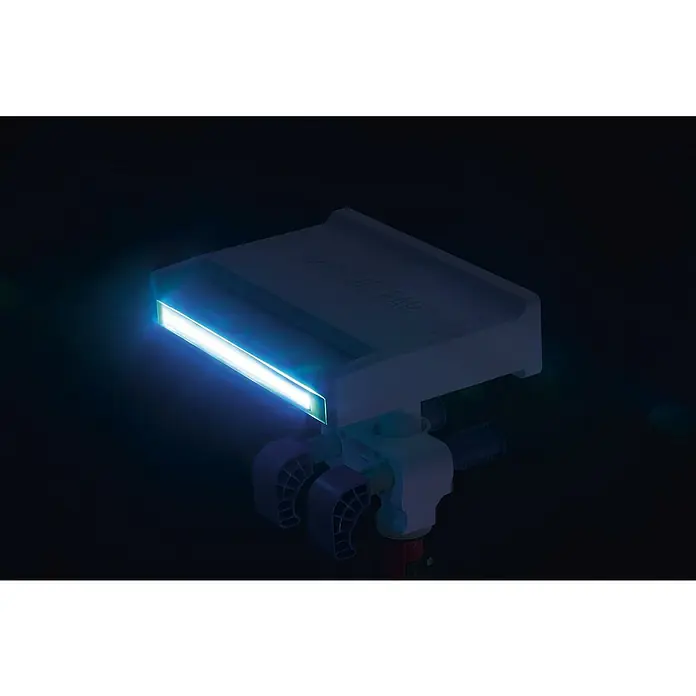 Bestway Schwalldusche - Passend für: Filtersysteme mit einer Durchflussrate von 2.006 l/h - 11.355 l/h, Durchmesser Anschluss: 32 mm - 38 mm - Eine Nahaufnahme eines SmartTap-Geräts mit einer hellen, blauen Leiste. Das SmartTap ist weiß und wirkt vor dunklem Hintergrund futuristisch.
