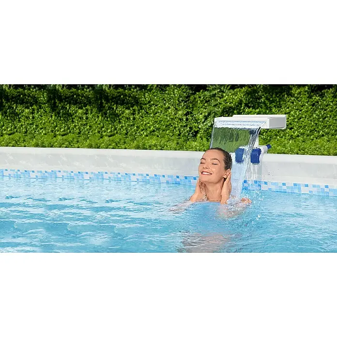 Bestway Schwalldusche - Passend für: Filtersysteme mit einer Durchflussrate von 2.006 l/h - 11.355 l/h, Durchmesser Anschluss: 32 mm - 38 mm - Frau entspannt unter dem Intex Pool Wasserfall. Der Pool Wasserfall sorgt für Entspannung und Spaß im eigenen Garten mit einfacher Installation.